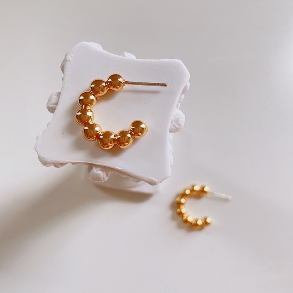 18K gold plated dainty beaded C shape hoop earring - Picture 3 of 4